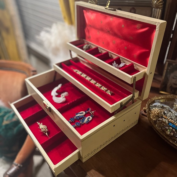Reserved for Sablek82- Elegant MCM Vintage Jewelry Box with Red Velvet Interior - Picture 1 of 9
